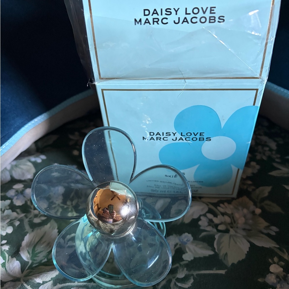 Marc Jacobs Daisy Love Skies in the box used once, authentic with the box. - Picture 2 of 4